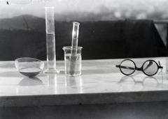 1930, Hodosi Róbert, chemistry, glasses, still life, Fortepan #291138