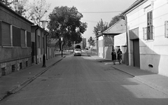 Magyarország, Szigetvár, Vár utca, szemben a vár főkapuja., 1966, Építésügyi Dokumentációs és Információs Központ, VÁTI, utcakép, taxi, lámpaoszlop, automobil, GAZ M21 Volga, GAZ 69, Fortepan #29114