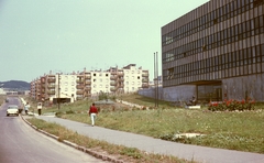 Magyarország, Komló, Alkotmány utca, Steinmetz Miklós (később Kazinczy Ferenc, ma Nagy László) Középiskola., 1969, Építésügyi Dokumentációs és Információs Központ, VÁTI, iskola, színes, utcakép, antenna, Fortepan #29120