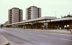 Magyarország, Komló, Városház (Lenin) tér., 1969, Építésügyi Dokumentációs és Információs Központ, VÁTI, színes, utcakép, életkép, buszmegálló, antenna, Fortepan #29121