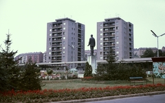 Magyarország, Komló, Városház (Lenin) tér, Marton László 1960-ban készített Lenin szobra., 1969, Építésügyi Dokumentációs és Információs Központ, VÁTI, színes, szobor, Lenin-ábrázolás, virág, lámpaoszlop, pad, Fortepan #29122