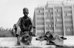 Hungary, Budapest V., Kossuth Lajos tér, Marton László szobrászművész 1980. december 21-én felavatott A Dunánál című József Attila szobra. Háttérben a Műszaki és Természettudományi Egyesületek Szövetsége / MTESZ-székház., 1986, Szerényi Gábor, Attila József-portrayal, Budapest, sculpture, Fortepan #291233