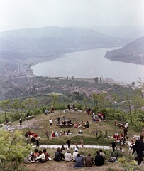 Magyarország, Dunakanyar, Visegrád, pihenőhely a fellegvár alatt, kilátás a visegrádi öböl felé., 1962, Építésügyi Dokumentációs és Információs Központ, VÁTI, színes, kirándulás, látkép, Fortepan #29134