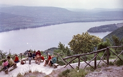 Magyarország, Dunakanyar, Visegrád, kilátóterasz a fellegvár alatt, jobbra a Szentendrei sziget csúcsa látszik., 1962, Építésügyi Dokumentációs és Információs Központ, VÁTI, színes, látkép, Fortepan #29135