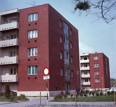 Magyarország, Csongrád, Fő utca 2-4 sz. hátsó frontja a Csemegi Károly utca felől., 1969, Építésügyi Dokumentációs és Információs Központ, VÁTI, színes, lakótelep, útjelző tábla, Fortepan #29142