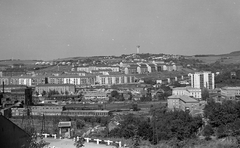 Magyarország, Komló, kilátás a Juhász Gyula utca felől, az előtérben balra a Szénosztályozó, jobbra a Városház tér., 1966, Építésügyi Dokumentációs és Információs Központ, VÁTI, lakótelep, városkép, látkép, víztorony, Fortepan #29152