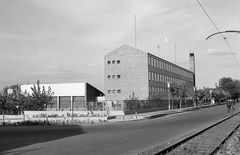 Magyarország, Szeged, Felső-Tiszapart, Tisza-parti Gimnázium és Szakközépiskola., 1965, Építésügyi Dokumentációs és Információs Központ, VÁTI, iskola, villamos, lámpaoszlop, kerítés, sínpálya, felsővezeték, Fortepan #29155