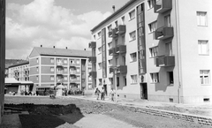 Magyarország, Uránváros, Pécs, Kőrösi Csoma Sándor utca., 1960, Építésügyi Dokumentációs és Információs Központ, VÁTI, autóbusz, magyar gyártmány, lakótelep, életkép, Ikarus-márka, talicska, pavilon, Ikarus 601, Fortepan #29169