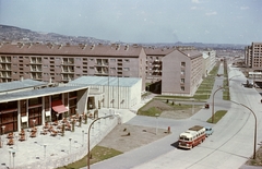 Magyarország, Uránváros, Pécs, Esztergár Lajos utca (39-es dandár út), balra az Olympia étterem., 1961, Építésügyi Dokumentációs és Információs Központ, VÁTI, színes, magyar gyártmány, étterem, terasz, cukrászda, Ikarus 31/311, Gádoros Lajos-terv, Fortepan #29187