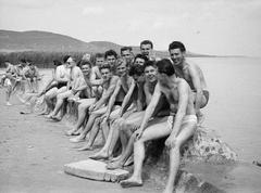 1959, Dusik, Lake Balaton, tableau, half-naked, Fortepan #292036