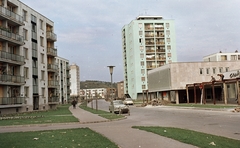 Magyarország, Miskolc, Dél - Kilián, Kandó Kálmán utca észak felé nézve, a bal oldali toronyház tetején a csillagvizsgáló., 1966, Építésügyi Dokumentációs és Információs Központ, VÁTI, színes, német gyártmány, Trabant-márka, lakótelep, utcakép, csillagvizsgáló, automobil, Wartburg 311/312, Trabant 601, Fortepan #29204