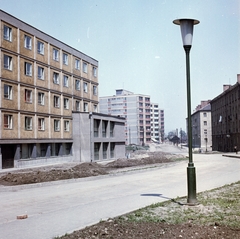 Magyarország, Miskolc, Selyemrét, Selyemrét (Landler Jenő) utca, háttérben a Kőrösi Csoma Sándor utca házai., 1966, Építésügyi Dokumentációs és Információs Központ, VÁTI, színes, lakótelep, utcakép, lámpaoszlop, Fortepan #29208