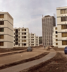 Magyarország, Miskolc, Pozsonyi utca, szemben a Szentpéteri kapui toronyház., 1966, Építésügyi Dokumentációs és Információs Központ, VÁTI, színes, építkezés, lakótelep, utcakép, Moszkvics 407, magasház, Fortepan #29210