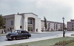 Magyarország, Dunaújváros, Bartók Béla (November 7.) tér, háttérben a Május 1. utca., 1962, Építésügyi Dokumentációs és Információs Központ, VÁTI, színes, szocreál, automobil, FSO-márka, rendszám, FSO Warszawa, Fortepan #29226