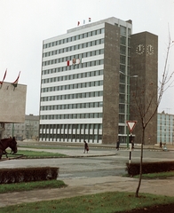 Magyarország, Dunaújváros, Dózsa György út, balra a Vasmű út. Szemben a Városháza (Lenin) térnél a Tanácsháza ma Városháza., 1970, Építésügyi Dokumentációs és Információs Központ, VÁTI, színes, Lenin-ábrázolás, középület, Fortepan #29232