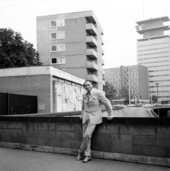 Németország, Köln, háttérben jobbra a Deutsche Telekom épülete a Neuköllner Strasse - Cäcilienstraße sarkán. Koslik Rudolf dzsesszgitáros, 1975, Gyurkó Zsolt, Koslik Rudolf, Fortepan #292357