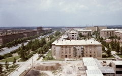 Magyarország, Dunaújváros, Kohász utca, a házak közt a Gagarin tér, balra a Vasmű út, háttérben az épülő kórház., 1962, Építésügyi Dokumentációs és Információs Központ, VÁTI, színes, Fortepan #29239