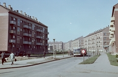 Magyarország, Uránváros, Pécs, Kőrösi Csoma Sándor utca az Ybl Miklós utca felől. ., 1961, Építésügyi Dokumentációs és Információs Központ, VÁTI, színes, magyar gyártmány, pótkocsi, Ikarus 620/630, jelzőtábla, Fortepan #29250