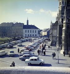 Magyarország, budai Vár, Budapest I., kilátás a Halászbástyáról a Szentháromság térre, jobbra a Mátyás-templom. Szemben a Tárnok utca - Szentháromság utca sarkán a régi budai Városháza épülete., 1972, Inkey Tibor, parkoló, Budapest, Fortepan #292500