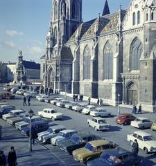 Magyarország, budai Vár, Budapest I., kilátás a Halászbástyáról a Szentháromság térre, jobbra a Mátyás-templom., 1972, Inkey Tibor, parkoló, Budapest, Fortepan #292501