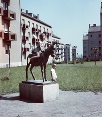 Magyarország, Uránváros, Pécs, Esztergár Lajos utca (39-es dandár út), Csacsi békával (Halmágyi István alkotása)., 1966, Építésügyi Dokumentációs és Információs Központ, VÁTI, színes, szobor, gyerekek, szobron ül, Fortepan #29252