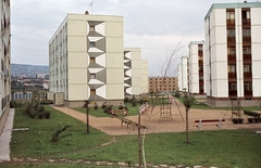 Magyarország, Uránváros, Pécs, balra a Stadion utca, jobbra a Kerényi Károly utca házai az Acsády Ignác utca felől nézve., 1966, Építésügyi Dokumentációs és Információs Központ, VÁTI, játszótér, libikóka, színes, hinta, lakótelep, mászóka, pad, modern művészet, Fortepan #29258