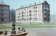 Magyarország, Uránváros, Pécs, Hajnóczy út., 1960, Építésügyi Dokumentációs és Információs Központ, VÁTI, játszótér, színes, park, lakótelep, életkép, lámpaoszlop, homokozó, Fortepan #29266