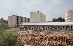 Magyarország, Újszeged, Szeged, Odessza városrész, Fésű utca a Csanádi utca felől fotózva., 1964, Építésügyi Dokumentációs és Információs Központ, VÁTI, színes, lakótelep, farakás, tüzelő, Fortepan #29267