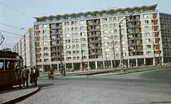 Magyarország, Budapest XI., Október huszonharmadika (Schönherz Zoltán) utca 25-35., 1963, Építésügyi Dokumentációs és Információs Központ, VÁTI, színes, utcakép, életkép, villamos, lámpaoszlop, villamosmegálló, Budapest, Fortepan #29279