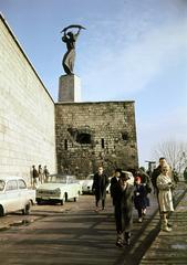 Magyarország, Gellérthegy, Budapest I., Citadella sétány (ekkor névtelen), balra a Citadella, háttérben a Szabadság-szobor., 1969, Inkey Tibor, Budapest, Fortepan #292797