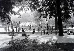 Magyarország, Városliget, Budapest XIV., játszótér a Városligeti-tónál., 1975, Inkey Tibor, Budapest, Fortepan #292829