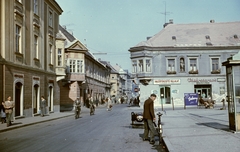 Magyarország, Győr, Széchenyi tér, szemben a Jedlik Ányos utca torkolatánál balra az Eszterházy-ház, jobbra a Király-ház., 1965, Építésügyi Dokumentációs és Információs Központ, VÁTI, kerékpár, színes, cégtábla, utcakép, életkép, oldalkocsis motorkerékpár, telefonfülke, rendszám, Fortepan #29283