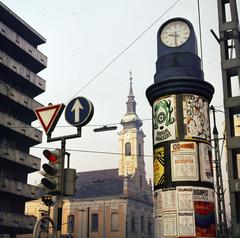 Magyarország, Budapest I., Krisztina körút - Alagut utca sarok, szemben a Krisztina téri Havas Boldogasszony-templom., 1970, Inkey Tibor, toronyóra, templomtorony, hirdetőoszlop, óra, színes, Budapest, Fortepan #292848