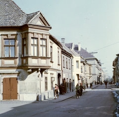 Magyarország, Győr, Liszt Ferenc utca, Alsoky-ház (Curia nobilitaris) a Széchenyi tér felől., 1965, Építésügyi Dokumentációs és Információs Központ, VÁTI, kerékpár, színes, utcakép, életkép, Fortepan #29285