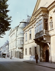 Magyarország, Győr, Széchenyi tér, szemben a Stelczer Lajos utca sarkán a Vastuskós ház, jobbra a Xantus János Múzeum (Apátúr ház)., 1965, Építésügyi Dokumentációs és Információs Központ, VÁTI, színes, teherautó, utcakép, múzeum, barokk-stílus, bencés rend, Fortepan #29288