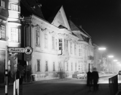 Magyarország, Győr, Széchenyi tér, Xantus János Múzeum (Apátúr ház)., 1973, Építésügyi Dokumentációs és Információs Központ, VÁTI, buszmegálló, múzeum, barokk-stílus, bencés rend, Moszkvics 403, Fortepan #29289