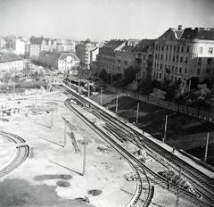 Magyarország, Budapest II.,Budapest I., Széll Kálmán tér, kilátás a Postapalotából a Széna tér felé. Jobbra a Vérmező út házsora., 1940, Kenderessy Tibor, Budapest, Fortepan #292944