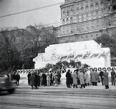 Magyarország, Budapest I., Dózsa György (Palota) tér, Ligeti Miklós alkotása (1937), a Lovas tüzérek hősi emlékműve (később Dózsa György szobra került a helyére). Mögötte a Lovarda, a főőrségi épület és a Királyi Palota (később Budavári Palota)., 1937, Kenderessy Tibor, Budapest, Fortepan #292959