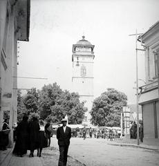 Szlovákia, Rozsnyó, Betléri utca (Betliarska ulica), szemben a főtér (Námestie baníkov) és ott a Városi őrtorony előtt Andrássy Franciska grófnő mellszobra (Horvay János, Szamovolszky Ödön, 1905.)., 1939, Kenderessy Tibor, Fortepan #292983