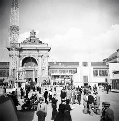 Magyarország, Városliget,Budapesti Nemzetközi Vásár, Budapest XIV., háttérben az Iparcsarnok épülete., 1937, Kenderessy Tibor, Budapest, Fortepan #293002