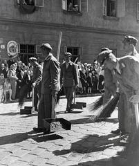 Magyarország, budai Vár, Budapest I., Táncsics Mihály (Verbőczy) utca, a felvétel a 9-es számú ház előtt készült., 1937, Kenderessy Tibor, Best of, Budapest, utcaseprő, Fortepan #293005