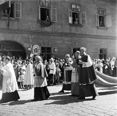 Magyarország, budai Vár, Budapest I., Táncsics Mihály (Verbőczy) utca, Szent Jobb körmenet. Középen Serédi Jusztinián hercegprímás. Háttérben a 9-es számú ház látható., 1937, Kenderessy Tibor, Budapest, Fortepan #293006