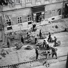 Magyarország, Budapest I., Hunyadi János út, útépítés a 21. számú ház előtt., 1937, Kenderessy Tibor, Best of, Budapest, Fortepan #293007