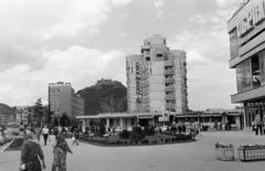 Romania,Transylvania, Deva, Strada Mareșal Averescu, Sarmis Hotel. Háttérben a Várhegy., 1970, Kenderessy Tibor, Fortepan #293064