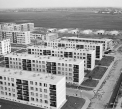 Hungary, Tiszaújváros, (Tiszaszederkény), kilátás a víztoronyból, jobbra a Béke út, középen keresztben az Építők útja., 1969, Építésügyi Dokumentációs és Információs Központ, VÁTI, blocks, Fortepan #29307