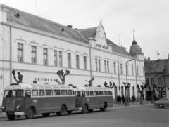 Magyarország, Szekszárd, Garay tér, Garay Szálló, 1965, Kenderessy Tibor, Fortepan #293165