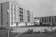 Magyarország, Székesfehérvár, Ybl Miklós lakótelep., 1966, Építésügyi Dokumentációs és Információs Központ, VÁTI, lámpa, Trabant-márka, lakótelep, gyerekek, lámpaoszlop, homokozó, pad, Fortepan #29318