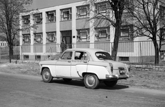 Magyarország, Veszprém, Jutasi (Felszabadulás) út, Veszprémi Tervező Vállalat épülete. Moszvics 407 személygépkocsi., 1966, Építésügyi Dokumentációs és Információs Központ, VÁTI, szovjet gyártmány, taxi, Moszkvics-márka, automobil, Moszkvics 407, rendszám, Fortepan #29326