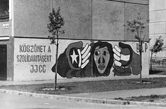 Magyarország, Budapest XI., Allende park, a felvétel a 9. számú ház oldalánál készült., 1975, Mezei Attila, Léczfalvi, Best of, Budapest, plakát, utcanévtábla, graffiti, Fortepan #293300