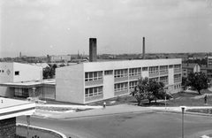 Magyarország, Veszprém, Csermák Antal utca, Kiss Lajos (később Simonyi Zsigmond Ének-Zenei és Testnevelési) Általános Iskola., 1966, Építésügyi Dokumentációs és Információs Központ, VÁTI, iskola, óra, kémény, lámpaoszlop, Fortepan #29332